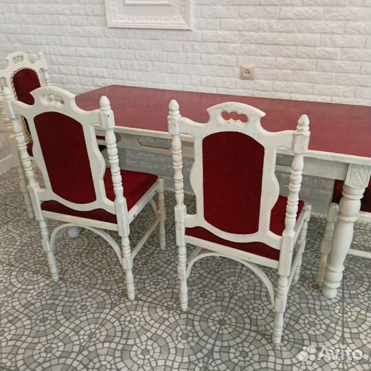 Стол со стульями