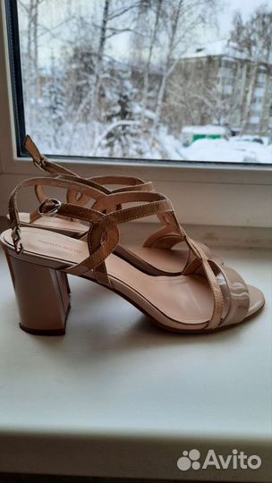 Босоножки новые кожа 40
