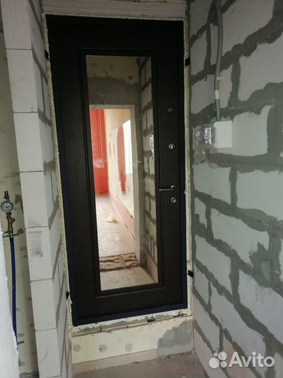 Входная дверь с зеркалом