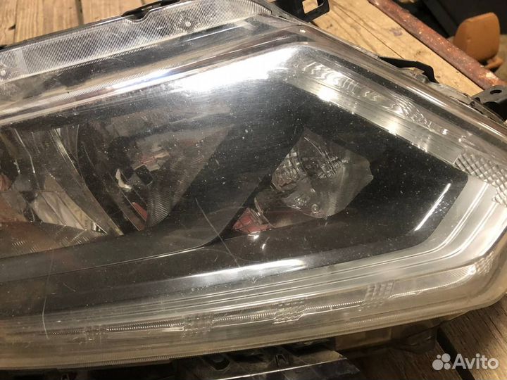 Фара передняя правая Nissan T32