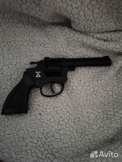 Игрушечный револьвер