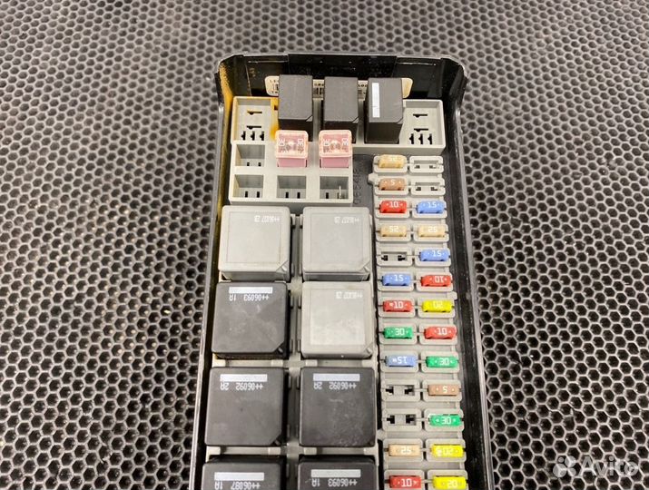 Блок предохранителей передний Land Rover Discovery