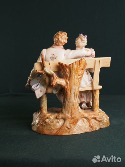 Фарфоровая статуэтка 