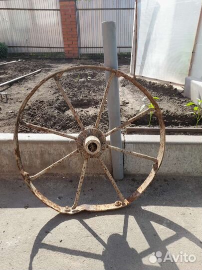 Старинные колеса от телеги