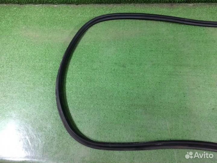 Уплотнительная резинка двери багажника Honda