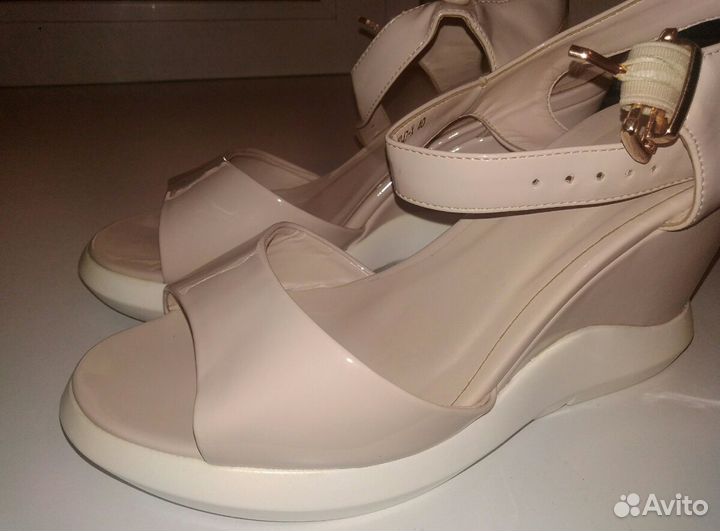 Босоножки на танкетке