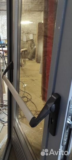 Входная противопожарная металлическая дверь