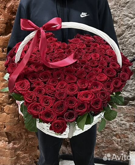 Корзина из 101 Роза в форме сердца