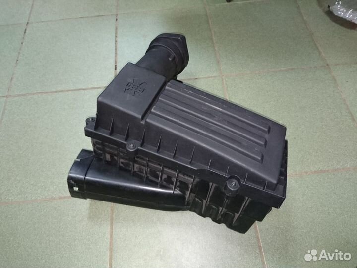 Корпус воздушного фильтра Volkswagen Passat