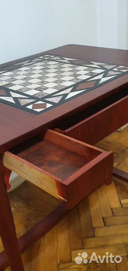 Шахматный столик из красного дерева