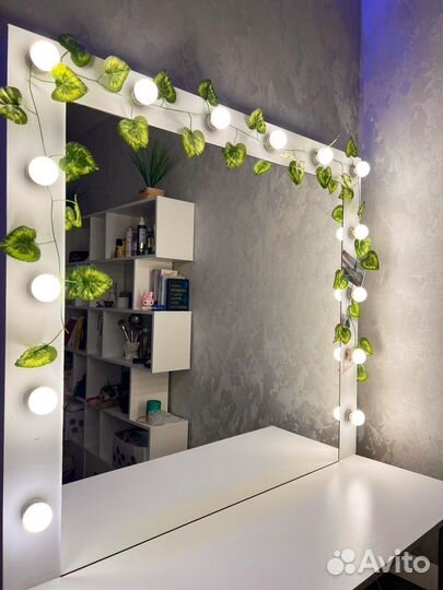 Туалетный столик с зеркалом