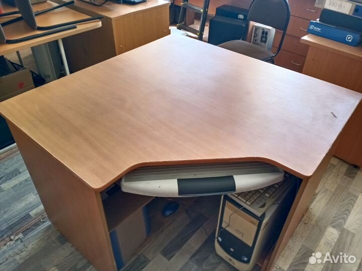 Столы офисные с тумбами б/у