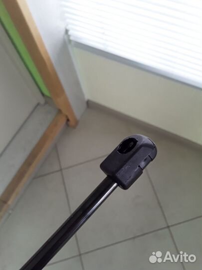 Амортизатор капота Renault Logan 2 после 2014 года