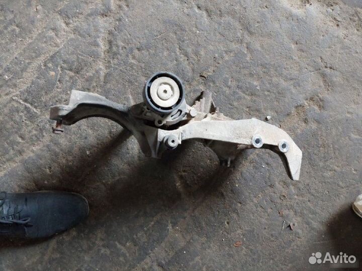 Кронштейн генератора Renault Logan