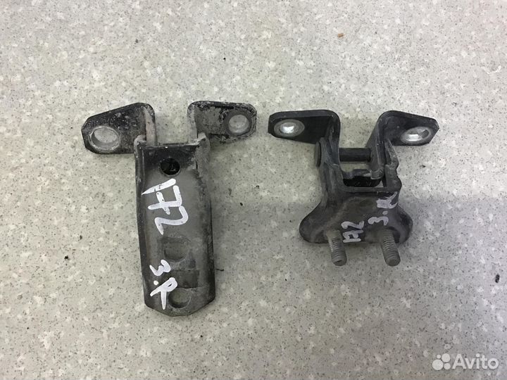 Петля двери задней правой верхняя Mitsubishi Lance