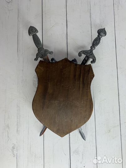 Рыцарский герб Панно с кинжалами