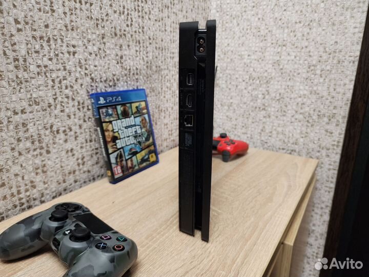 Отличная Sony Playstation 4 Slim,2 джоя,UFC4,GTA5