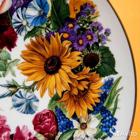 Фарфоровая тарелка