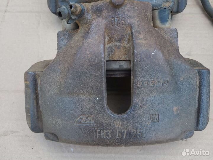 Суппорт передний левый (правый) Opel Vectra B