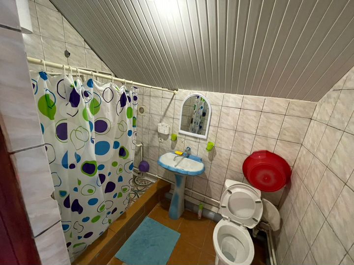 Комната 15 м² в 9-к., 1/3 эт.