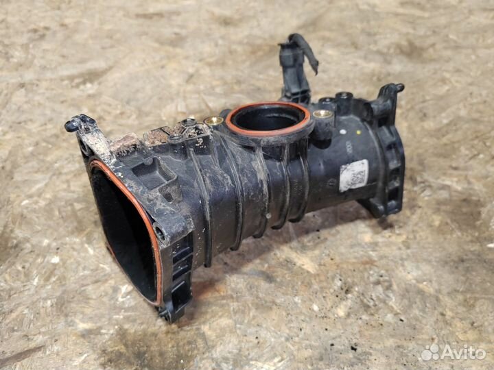 Патрубок впускного коллектора Volkswagen Amarok