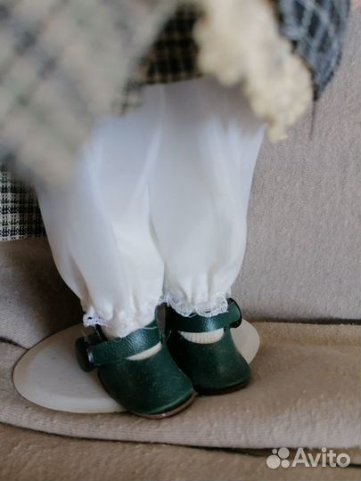 Коллекционная фарфоровая кукла