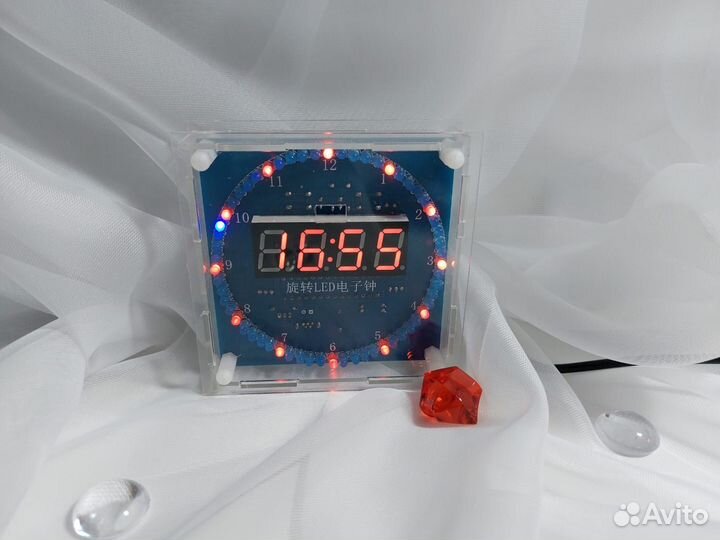 Часы электронные настольные квадратные
