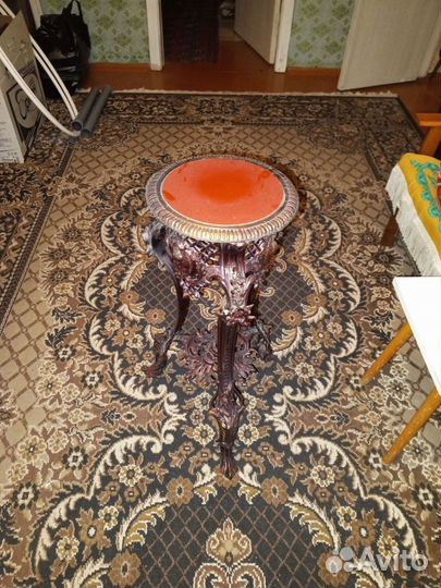 Литая, кованая стойка для вазы и цветов