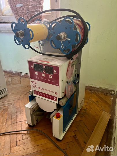 Упаковочная машина для запечатывания стаканов