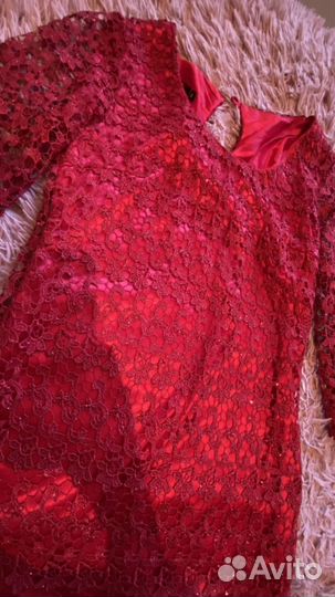 Красное кружевное платье