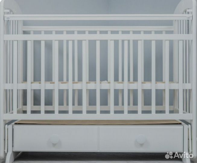 Детская кроватка с маятником и ящиком