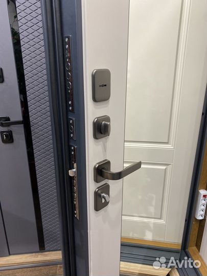 Входная дверь Barselona с зеркалом