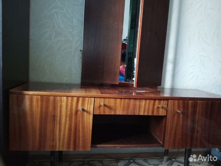 Трюмо с зеркалом