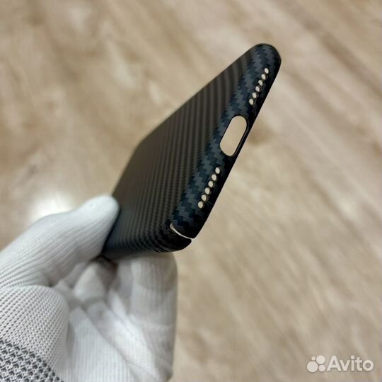 Карбоновый чехол на iPhone XS