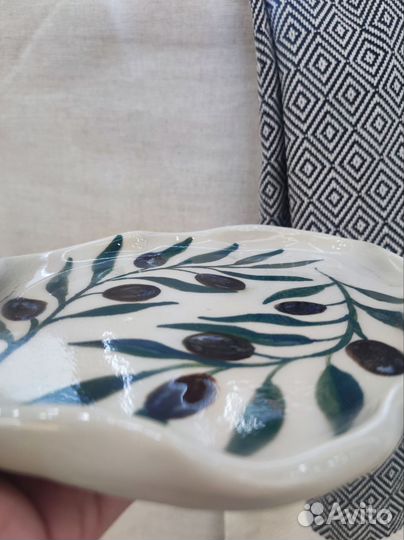 Керамическая тарелка с оливками, ручная роспись