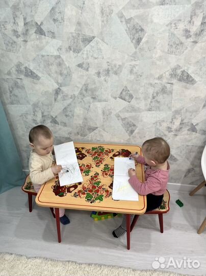 Стол с двумя табуретками детский