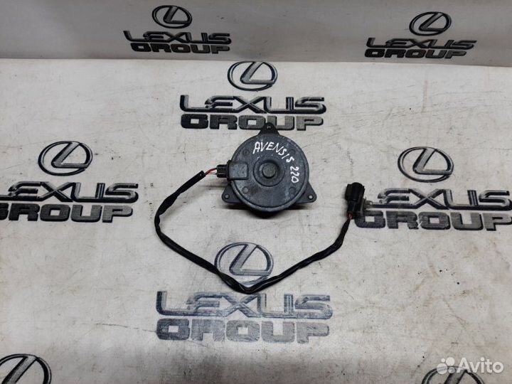 Мотор охлаждения радиаторов прав. Toyota Avensis