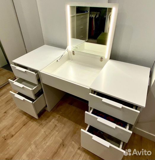 Гримерный столик с лампочками