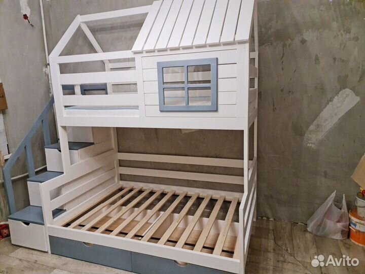 Двухъярусная кровать домик