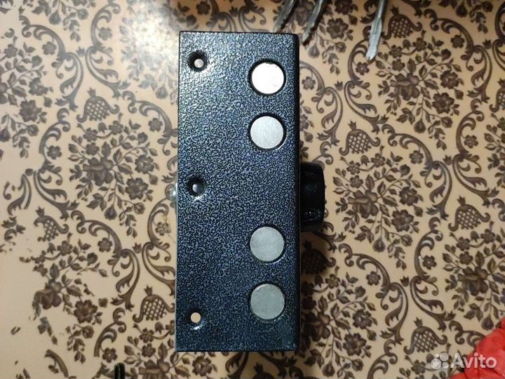 Замок дверной накладной