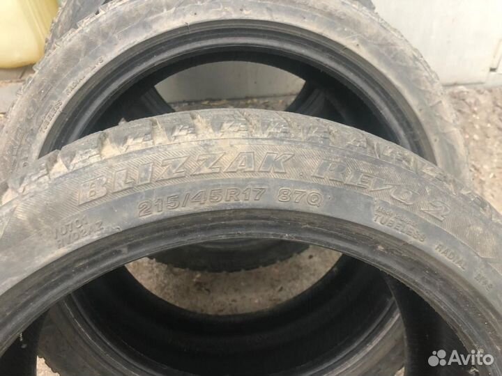 Bridgestone Blizzak Revo2 215/45 R17