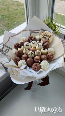 Клубника банан виноград в шоколаде фруктовый букет