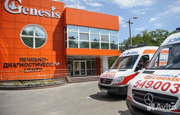 Работник зала кафе