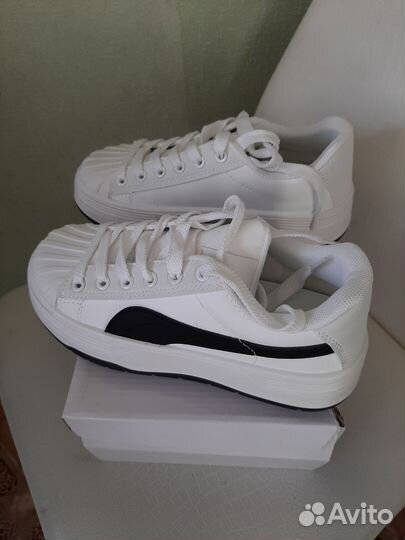 Кроссовки женские