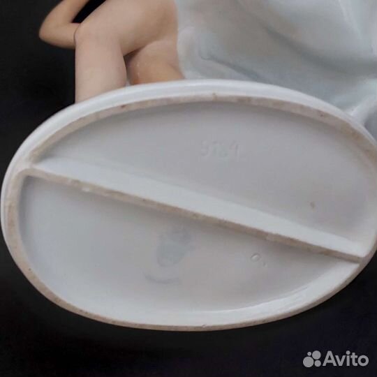 Фарфоровая статуэтка 