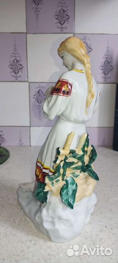 Фарфоровая статуэтка 