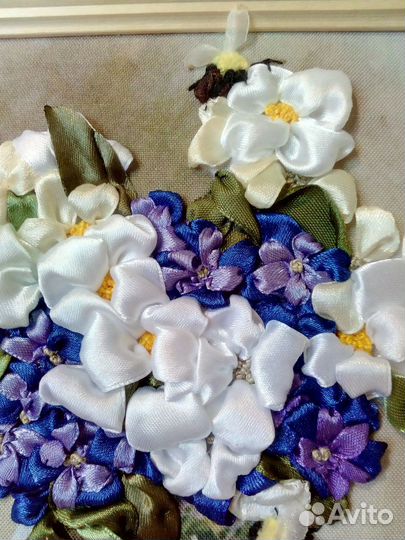 Картина вышита лентами 