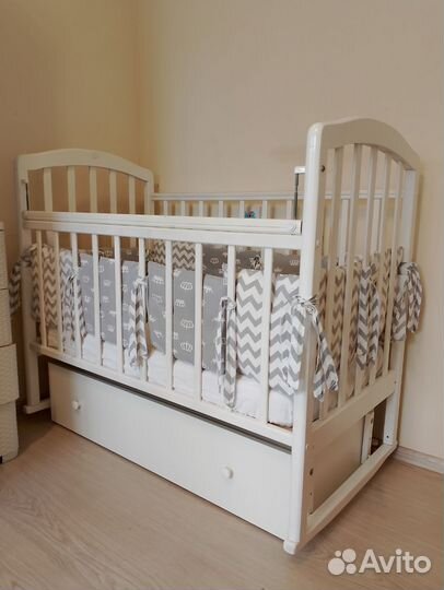 Детская кроватка с маятником и ящиком