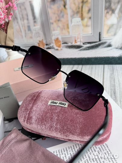 Солнцезащитные очки Miu Miu