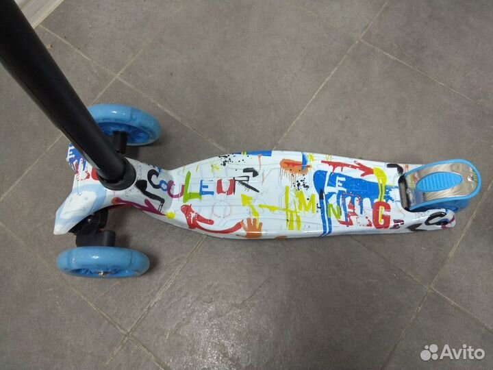 Детский самокат Maxi print Scooter,голубые колеса